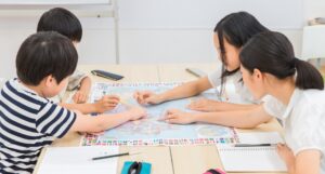 世界地図を指差す子どもたち