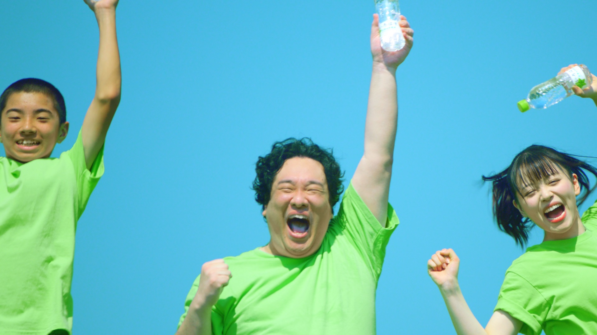 岡崎体育さんが熱唱！「い･ろ･は･す」のペットボトルをたたむCMが公開中