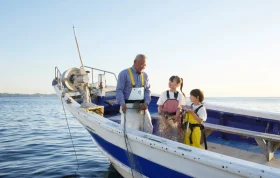 熱海の港で漁師に教わる！星野リゾートが提供する夏の自由研究プロジェクトで、未利用魚について学ぶ