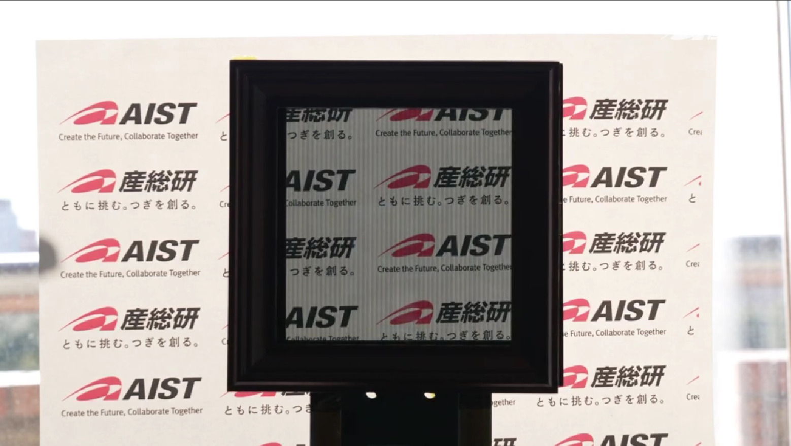 電源不要、手軽な操作の「調光ブラインド」を開発！ナノインプリントで偏光シートを一括成形し、スライド操作で透過率を多段階に。