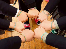 早稲田大学の学生チームと唐津南高校が連携、回収ペットボトルキャップをビーズアクセサリーにアップサイクル