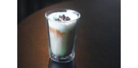 サステナブルな「フルーティカカオ」を使用。明治と東京・等々力のコーヒー店がコラボした夏季限定ドリンクとブラウニーが登場
